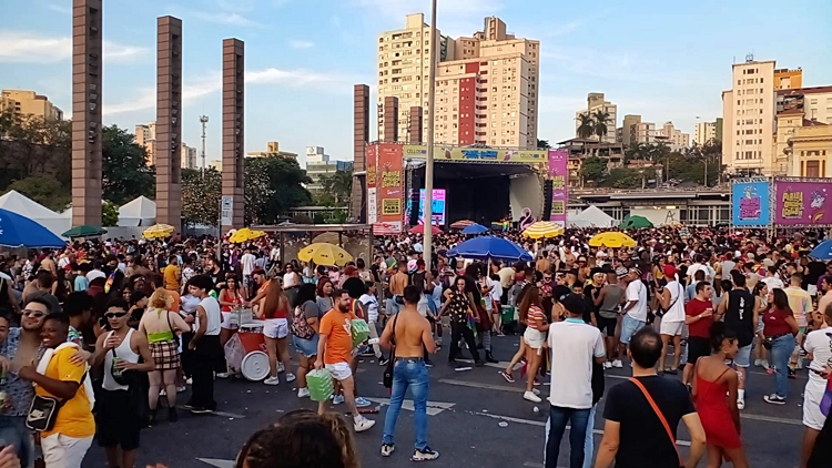 Ferve O Parada Do Orgulho Lgbt Re Ne Milhares De Pessoas